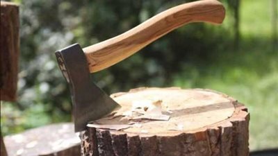 سيدة تقتحم منزل حبيبها بـ«فأس» وتعتدي على والديه.. اعرف قصتها