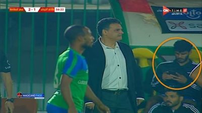 مواقف وطرائف الدوري المصري.. لاعب يترك المباراة و”يشيت” باستخدام التليفون