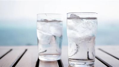 الماء على رأسها.. مشروبات لا ينصح بتناولها في الطقس الحار