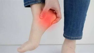 أسباب آلام القدمين المفاجئة وطرق العلاج الصحيحة