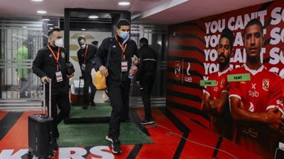 وصول حافلة الأهلي.. والجهاز الفني يتفقد الملعب