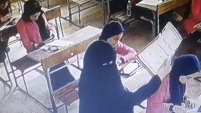 معلمة تخفف حرارة الجو على الطالبات بالامتحانات تشعل مواقع التواصل الاجتماعي
