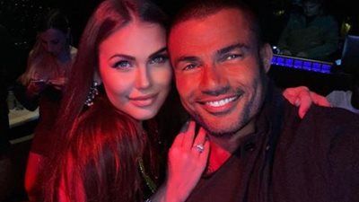 بالصور.. 5 معلومات لا تعرفها عن ”الفتاة الحسناء” التي احتضنها عمرو دياب بدبي