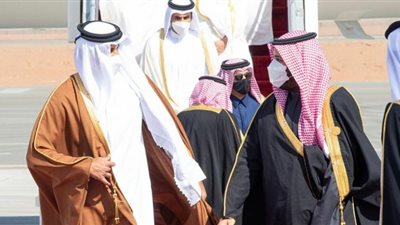 سري للغاية.. تفاصيل ما دار بين ولي العهد السعودي وأمير قطر على سلم الطائرة