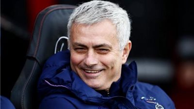 مورينيو يطالب لاعبي توتنهام بعدم الانشغال بنهائي كأس رابطة المحترفين