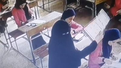 مدير تعليم كفر الشيخ يكرم المعلمة صاحبة فيديو التهوية على الطالبات