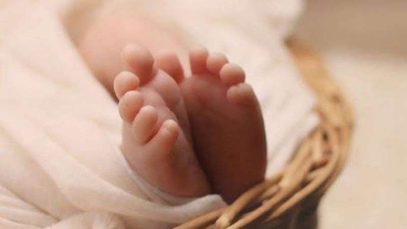 ام تترك طفلتها في
