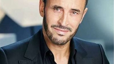 كأنه أول مرة يقف عالمسرح..كاظم الساهر متوتراً والجمهور يلاحظ