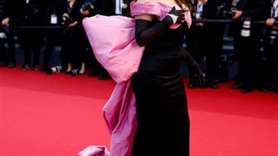 ”بإطلالة جريئة” هيفاء وهبى تتألق وتلفت الأنظار في مهرجان كان السينمائي