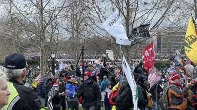 عاجل.. اشتباكات عنيفة بين أنصار ترامب والشرطة الأمريكية أمام الكونجرس