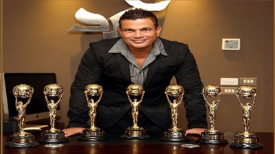 هجوم حاد علي الهضبة عمرو دياب بعد ظهوره في حملة إعلانية.. اعرف السبب