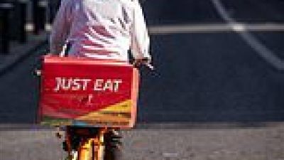 دراسة: النساء والشباب الأكثر تضرراً من حظر التجول.. شرب الخمور ووجبات الديلفري ”دمر مناعتهم”