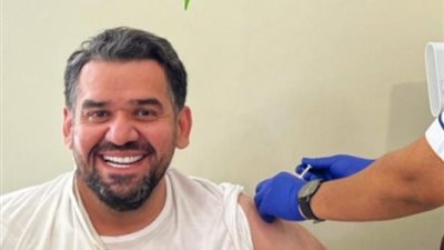 حسين الجسمي يتلقى الجرعة الأولى من لقاح كورونا ويطمئن جمهوره