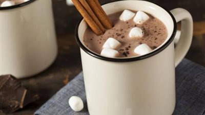 «زي المطاعم».. كيفية إعداد هوت شوكليت بكريمة البندق