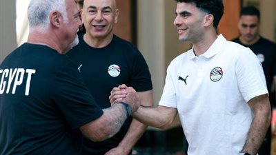 حسام حسن يستقبل لاعبي منتخب مصر قبل بدء معسكر بوركينا وغينيا
