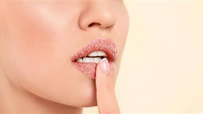 العسل وزيت اللوز الحلو.. وصفات طبيعية لتقشير الشفاه وترطيبها