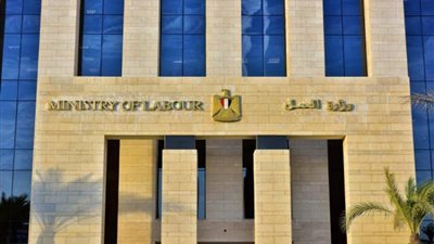 ندوات وزارة العمل.. نشر الوعى بالحقوق والواجبات فى قانون العمل بمنشآت أسوان