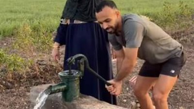 أفشة يحتفل مع والدته بالتتويج بدوري أبطال إفريقيا