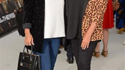 أم تستولي علي عشرات آلاف الدولارات من حساب ابنتها المذيعة للعب القمار بها