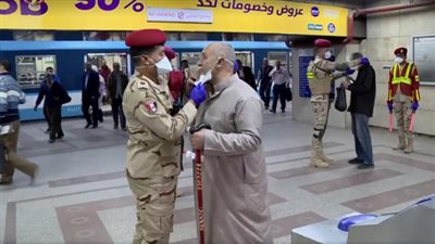 القوات المسلحة توزع ماسكات طبية على المواطنين لمواجهة فيروس كورونا