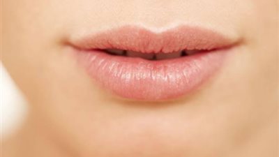 «خلي بالك من العدوى».. ما هي أسباب تشقق زوايا الفم؟