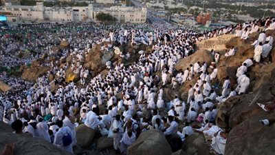 ما حكم تقديم مساعدة الفقراء على الحج؟