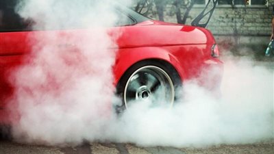 منها الولاعات.. 6 أشياء لا ينبغي تركها في السيارة خلال الأجواء الحارة