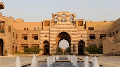 الجامعة الأمريكية بالقاهرة تضع حجر الأساس لمشروع الحرم الجامعي 2026 بالقاهرة الجديدة