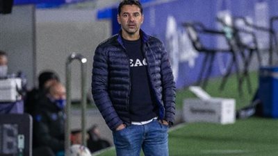 هويسكا الإسباني يعلن إقالة مدربه سانشيز