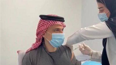وزير الخارجية السعودي يتلقى لقاح كورونا