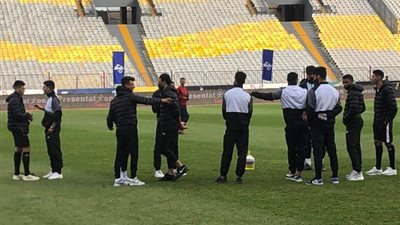 عنتر ورفعت يصافحان لاعبي الزمالك