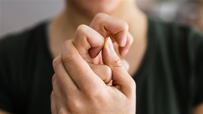 6 مخاطر لطقطقة الأصابع.. تعرف عليها