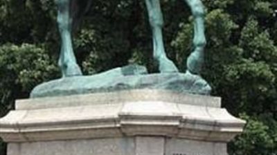 لهذا السبب سيتم نقل تمثال لبطل مشهور من وسط الميدان العام