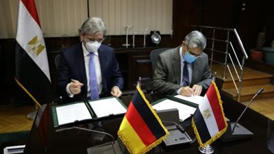 اتفاق بين الكهرباء وسيمينز الألمانية لبحث تنفيذ مشروع تجريبي لانتاج الهيدروجين الاخضر