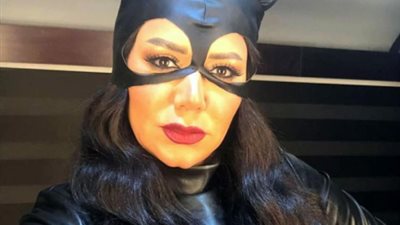 رانيا يوسف ترتدي قناع ”كات ومن” من مسلسل ”اللعبة2”