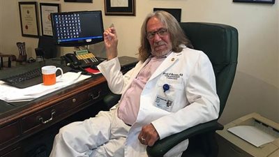 وفاة الطبيب الشخصي لترامب.. كان يعالجه منذ الثمانينيات ثم طره بعد تصريحه بتعاطي ترامب دواء للبروستاتا ومضاد للصلع