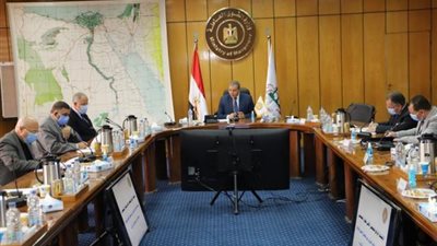 لتطبيق الإجراءات الاحترازية.. وزير القوى العاملة يبحث وضع آليات لتحقيق التوازن بين تشغيل العمال والإنتاج