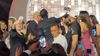 ثأر قديم.. رواد مواقع التواصل يكشفون علاقة عمرو دياب وصاحب الصفعة