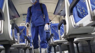 السكة الحديد تواصل أعمال تعقيم المحطات والقطارات للوقاية من كورونا