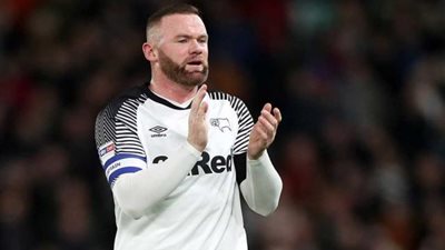 الأسطورة روني يعتزل كرة القدم ويتجه للتدرب