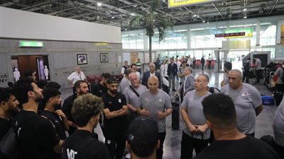 بالصور.. وصول بعثة منتخب مصر إلى مطار القاهرة واستقبال أشرف صبحي