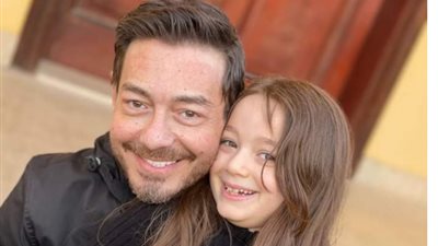 ألذ بنوته في الدنيا.. أحمد زاهر يهنئ نجلته بعيد ميلادها