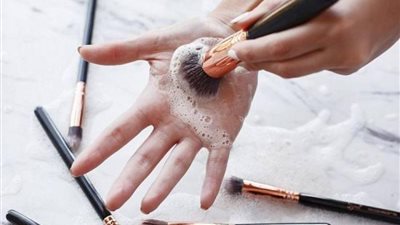 طرق آمنة لتنظيف فرش المكياج تضمن لك القضاء على البكتيريا