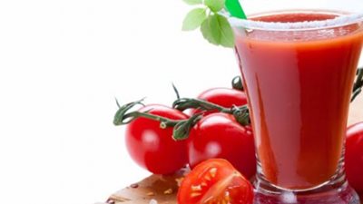 ماذا يحدث للجسم عند تناول عصير الطماطم على الريق؟