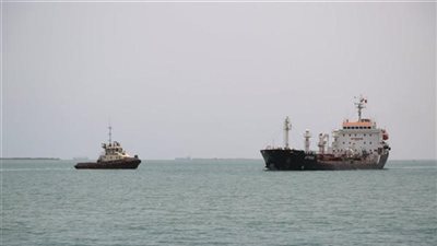 عاجل .. الحوثى يحرق البحر الأحمر .. الجيش الأمريكي يعترف بإصابة السفينة  توتور  بزورق مفخخ