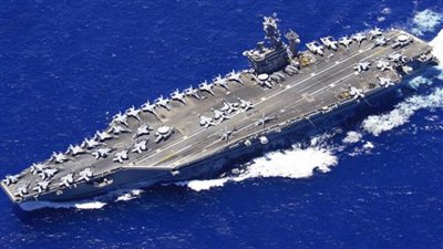 دقت طبول الحرب.. إيران تُطلق صواريخ باتجاه حاملة طائرات أمريكية