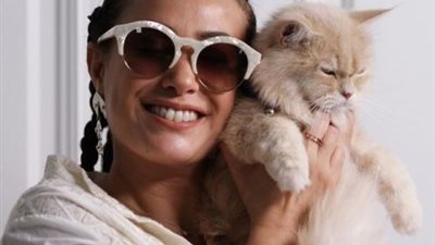 هند صبري تغازل قطتها في أحدث ظهور: تبعدني عن بؤس الحياة