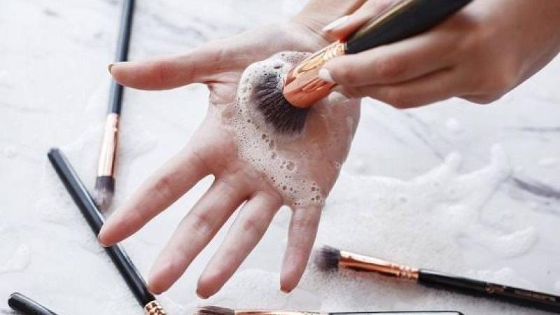 طرق تنظيف فرش المكياج