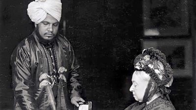 حكاية أغرب صداقة في التاريخ بين الملكة فيكتوريا وخادمها المسلم