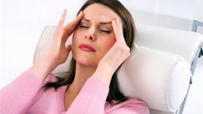 بعيدًا عن المسكنات.. حيل سحرية للتخلص من الصداع في ثوان